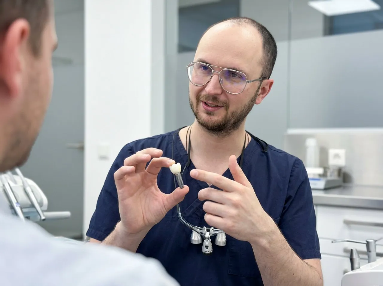 Wie lassen sich Implantatkosten sinnvoll senken?