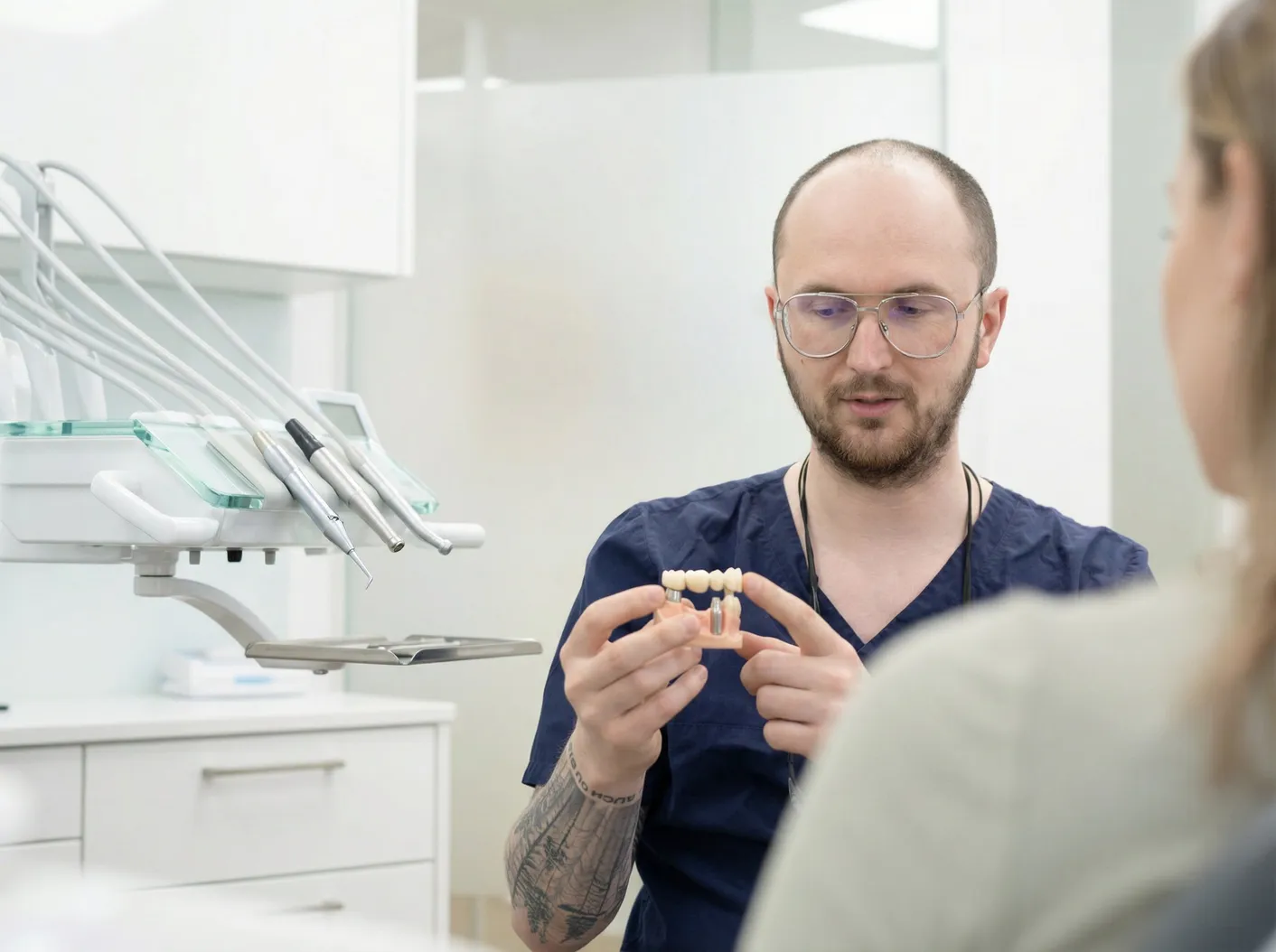 Wie ein Implantat im Mund aussieht
