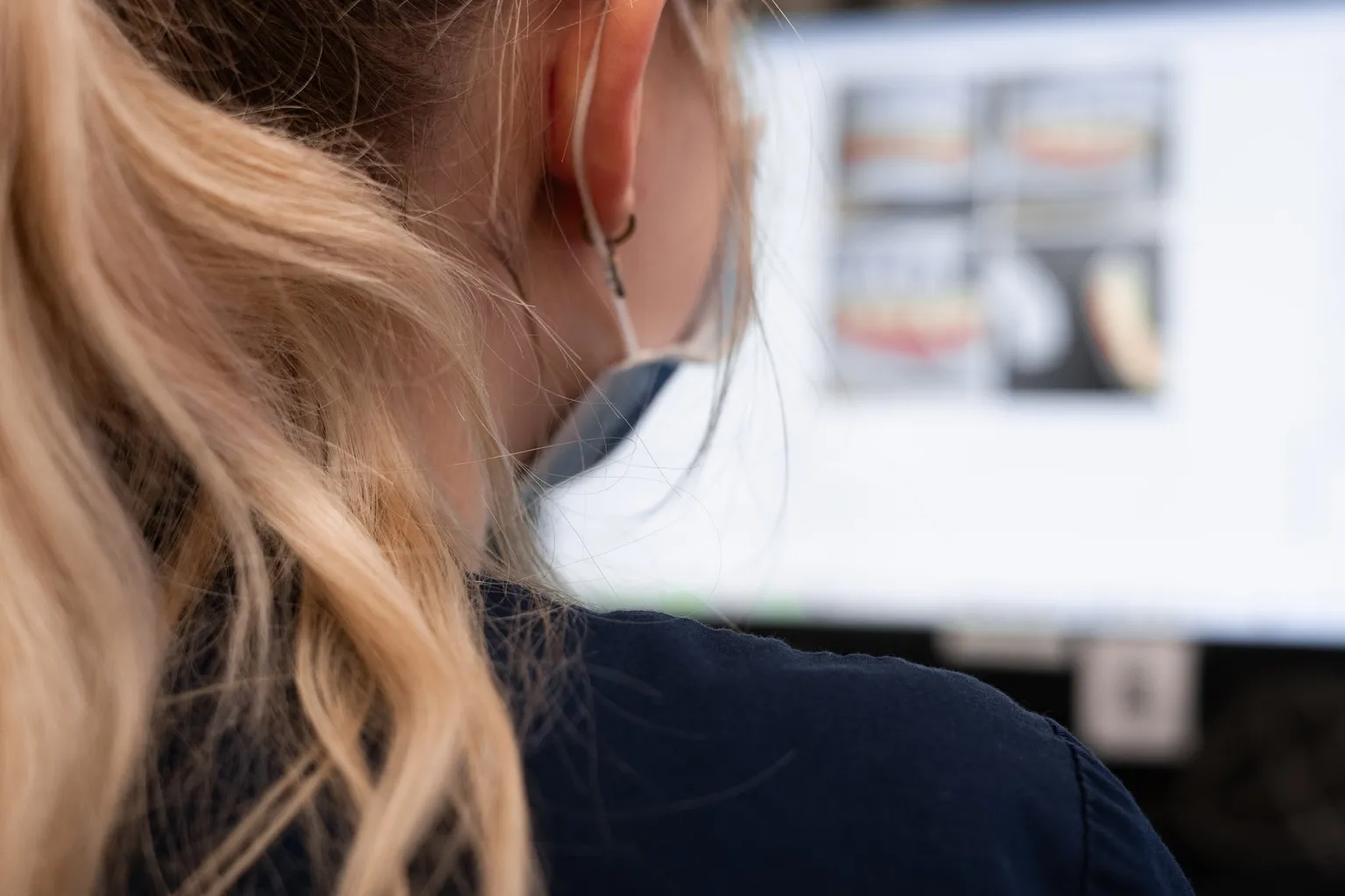 Ihr neues Lächeln – direkt in unserem eigenen Dentallabor gefertigt