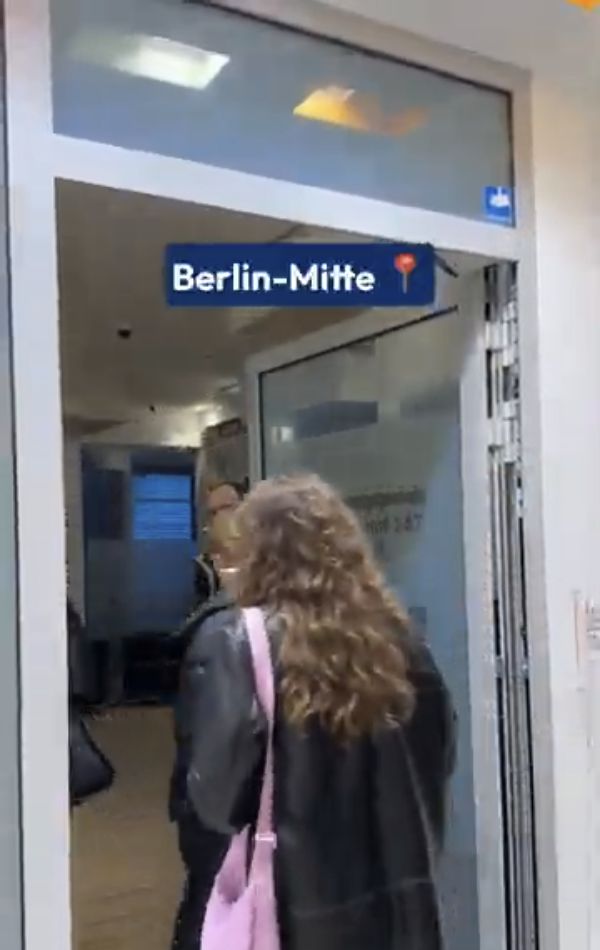 Original-Standbild aus der Praxistour: Eine Teilnehmerin betritt den Wunschlachen-Standort Berlin-Mitte.
