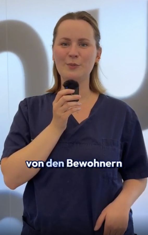 Original-Standbild aus dem Recruitingvideo: Chelsea spricht mit einem Mikrofon über mobile Zahnmedizin.